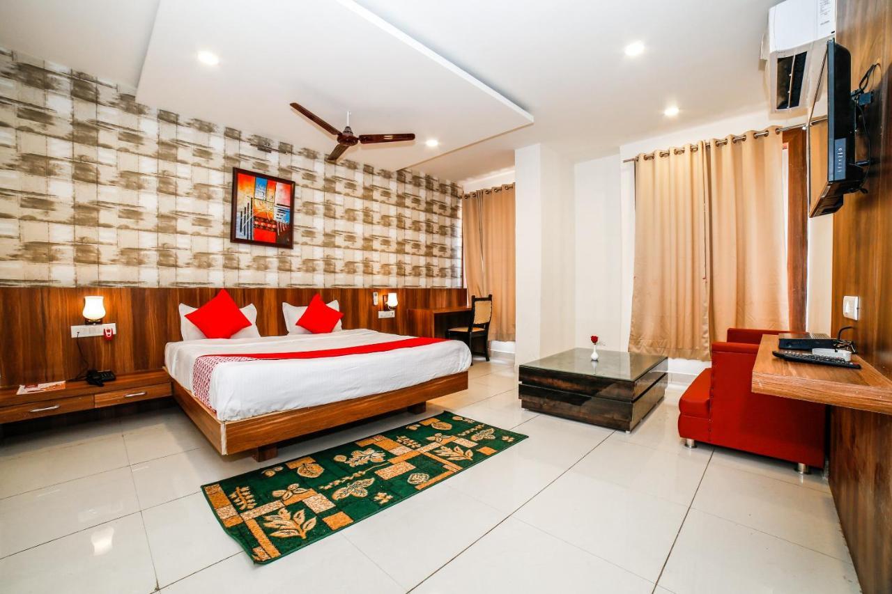 Oyo 35769 Hotel Rishabh Джханси Экстерьер фото