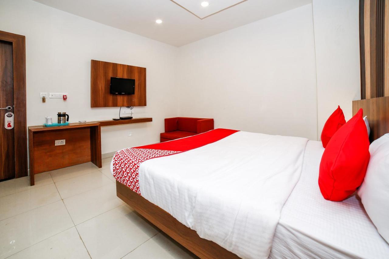 Oyo 35769 Hotel Rishabh Джханси Экстерьер фото
